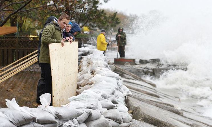 Community members setting up sand bags to stop flooding