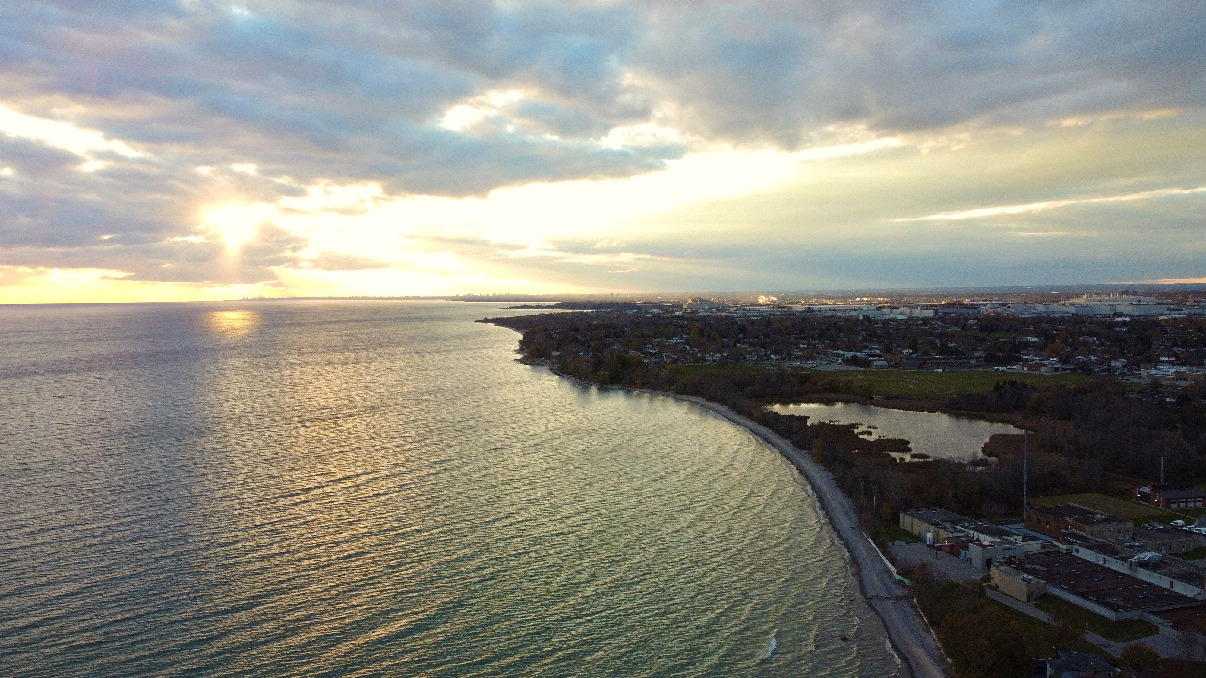 A picture of the Lake Ontario shore at the Lynde Shores conversation area