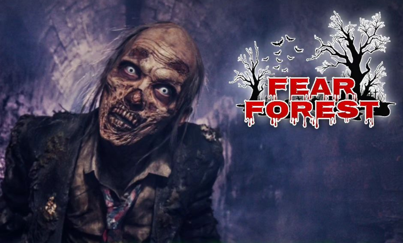 Halloween haunt actor in maze at Fear Forest in Oshawa, Ontario