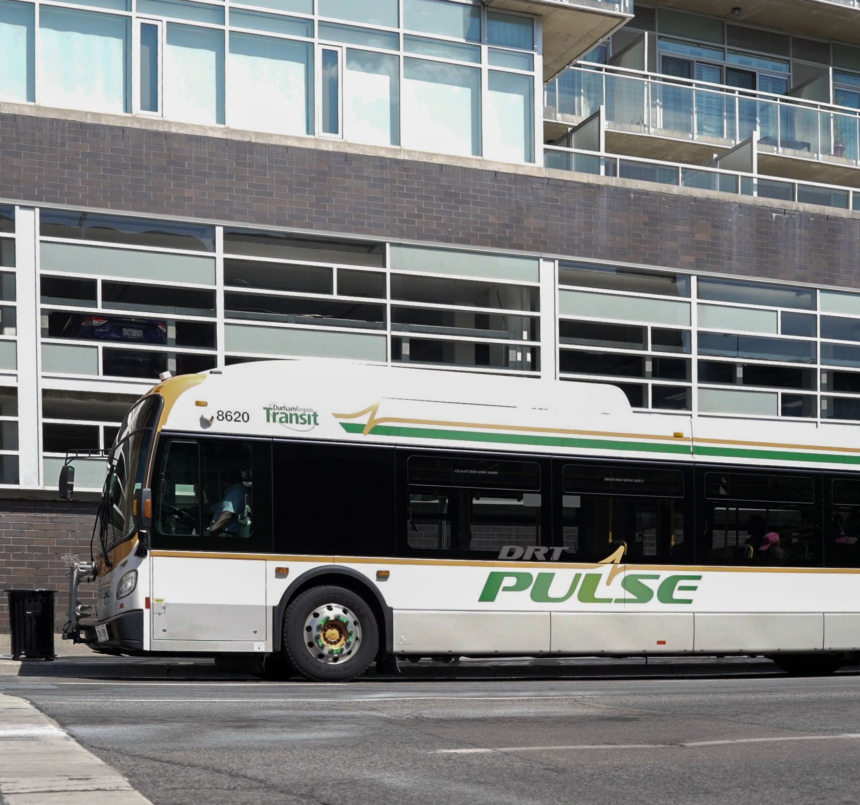 Photo by poodz of a Durham Region Transit bus in Durham Region, Ontario, Canada.