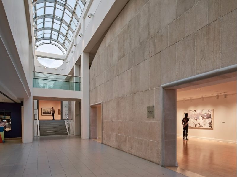 Image of the interior of an art gallery