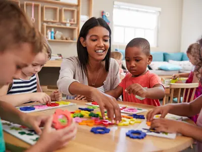 Teacher_and_students_using_flower_shapes_641732287.jpg